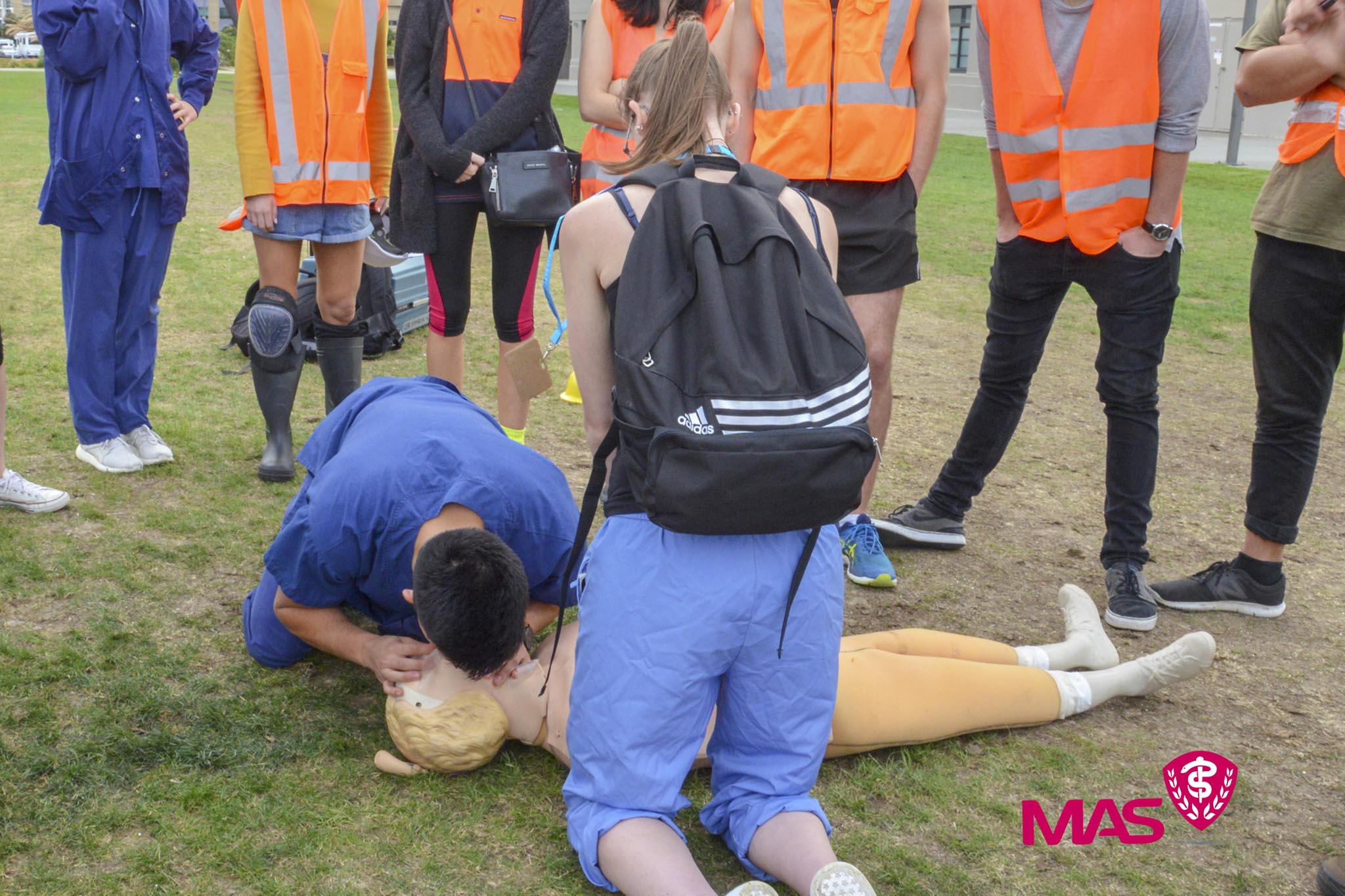 NZ Medical students teams outdoors rescue CPR