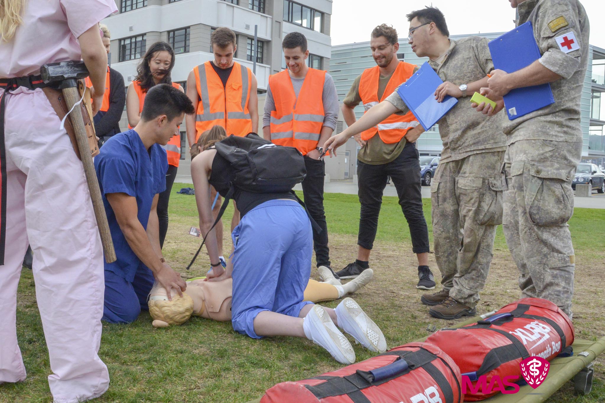 NZ Medical students teams outdoors rescue CPR