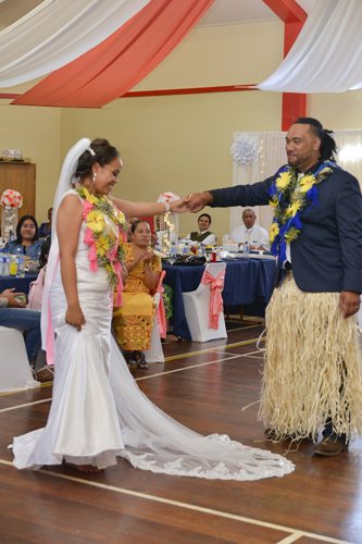 Colourful Tokelauan bride & groom enjoy first dance at wedding
