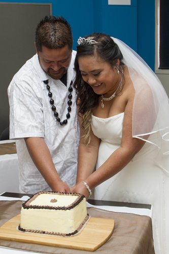 Samoan bride & groom cutting wedding cake