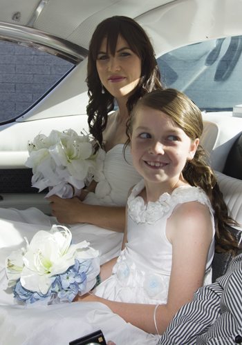 bride & daughter in car